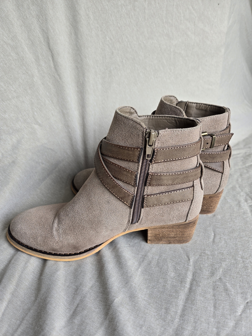Denver Hayes Taupe Suede Ankle Booties - Size 37 (US 6.5) - Picture 4 of 13